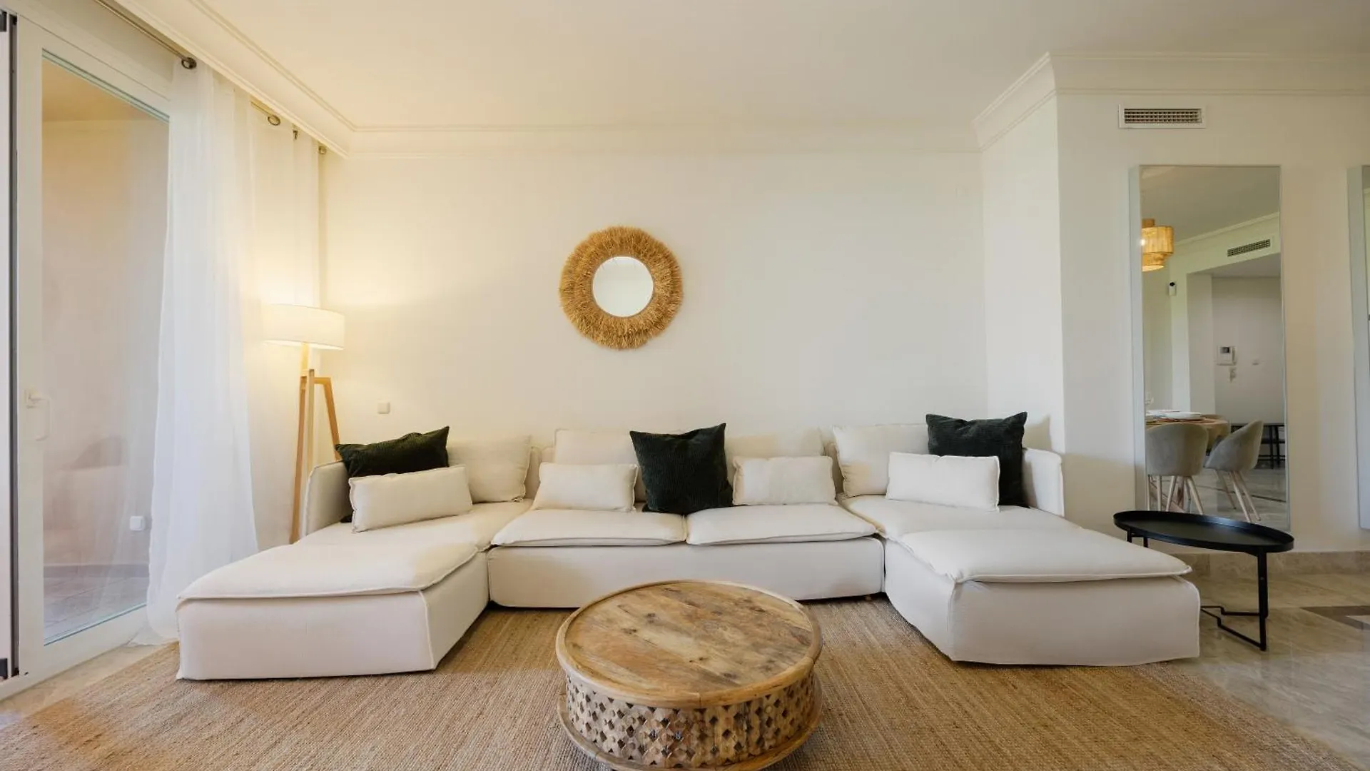 Apartment With Large Terrace, Swimming Pool And Green Areas, Next To Puerto Banus Marbella 0*,  España