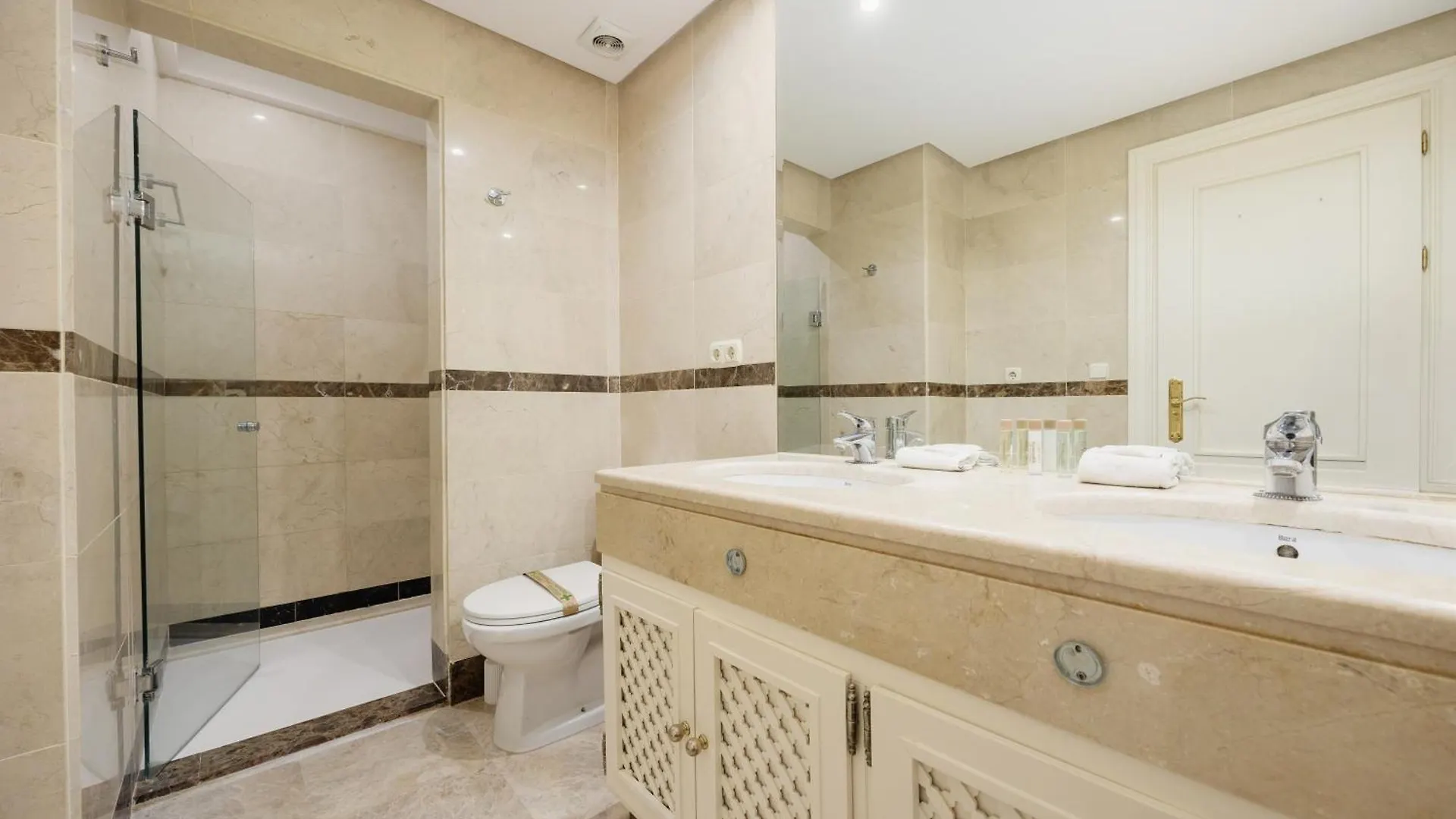 Apartment With Large Terrace, Swimming Pool And Green Areas, Next To Puerto Banus Marbella 0*,  España