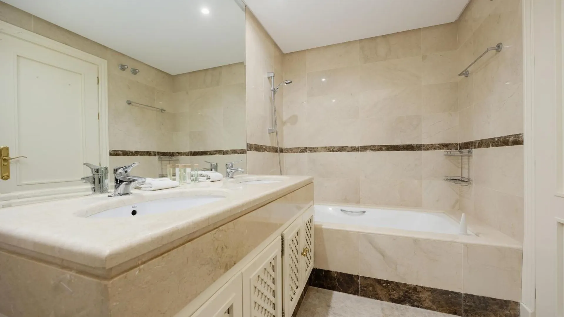 Apartment With Large Terrace, Swimming Pool And Green Areas, Next To Puerto Banus Marbella España