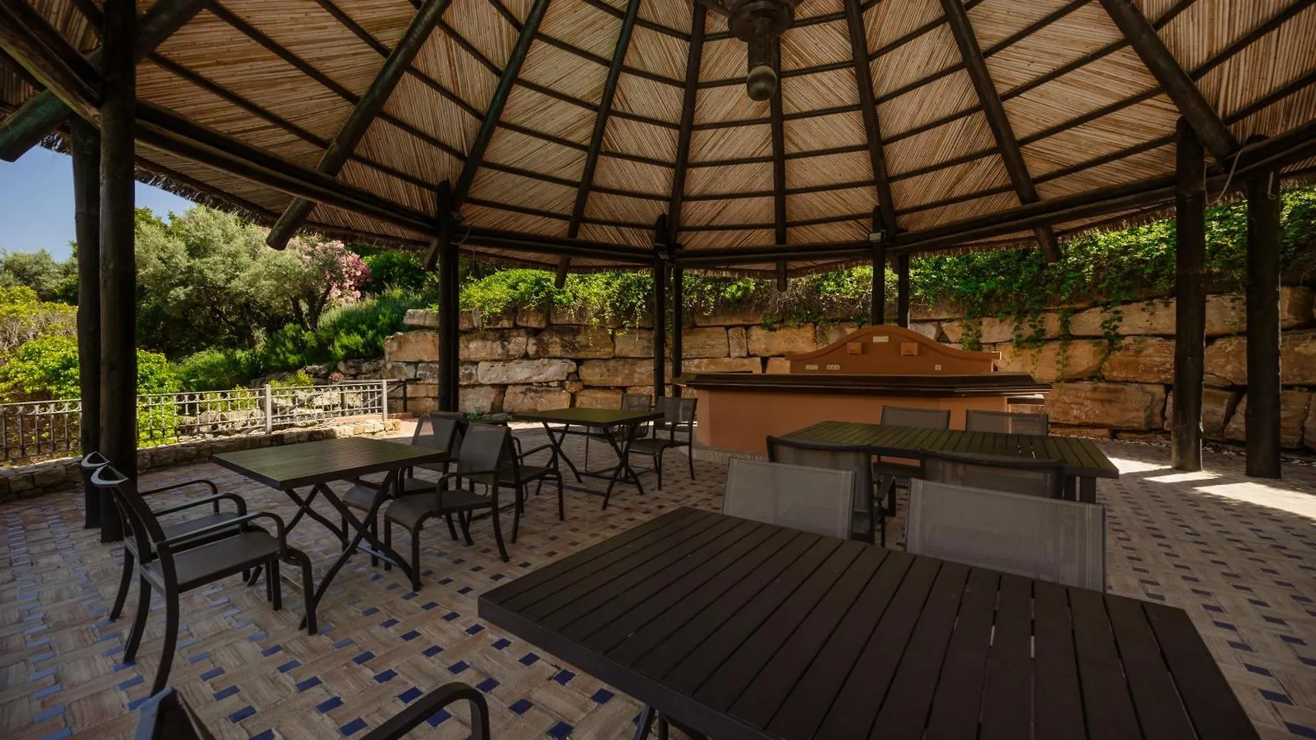 Apartment With Large Terrace, Swimming Pool And Green Areas, Next To Puerto Banus Marbella