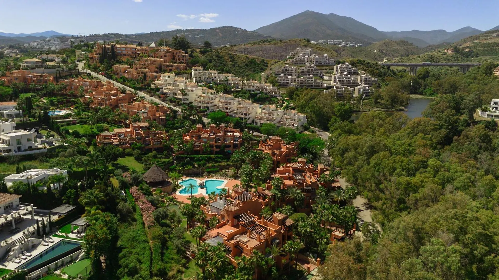 Apartment With Large Terrace, Swimming Pool And Green Areas, Next To Puerto Banus Marbella España