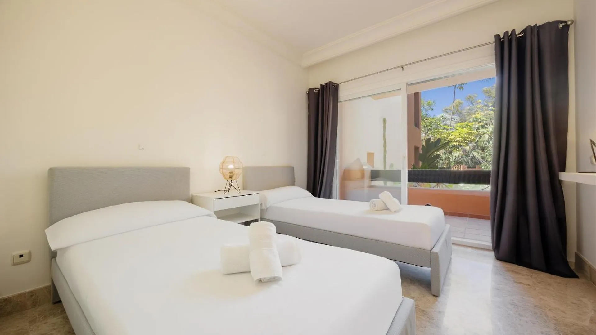 Apartment With Large Terrace, Swimming Pool And Green Areas, Next To Puerto Banus Марбелья