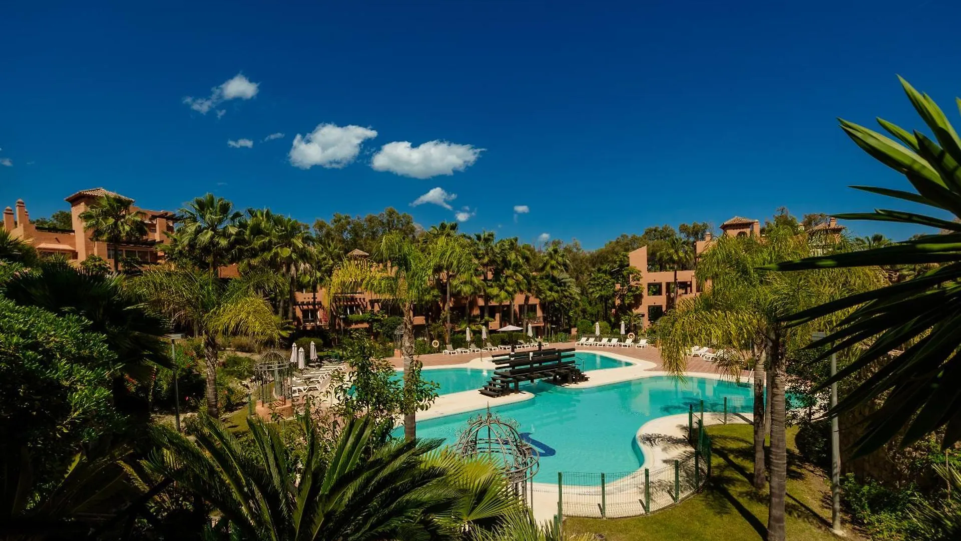 Apartment With Large Terrace, Swimming Pool And Green Areas, Next To Puerto Banus Марбелья